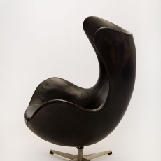 Arne Jacobsen, Sessel mit Hocker, Mod. 3316 ‚Ei’, 1958, Fritz Hansen, Allerød (DK), © RBA Köln