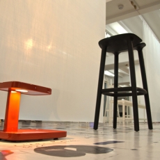 Ausstellung von Ronan & Erwan Bouroullec im Kölnischen Kunstverein, Barhocker Osso für Mattiazzi, 2012, und Tischleuchte Piani für Flos, 2011, Foto: Burat