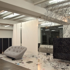 Ausstellung von Ronan & Erwan Bouroullec im Kölnischen Kunstverein,  Algues für Vitra, 2004, Sofa Ploum für Ligne Roset, 2011, Clouds für Kvadrat, 2009, Foto: Burat