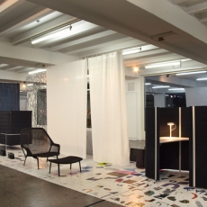 Ausstellung von Ronan & Erwan Bouroullec im Kölnischen Kunstverein, Workbay für Vitra, 2012, Slow Chair für Vitra, 2007, Foto: Burat