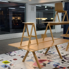 Ausstellung von Ronan & Erwan Bouroullec im Kölnischen Kunstverein, Hocker der A-Collection für Hay, 2013,  Stuhl, Bank und Tisch der A-Collection für Hay, 2012, Foto: Burat