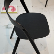 Ausstellung von Ronan & Erwan Bouroullec im Kölnischen Kunstverein, Stuhl Pila für Magis, Foto: Burat