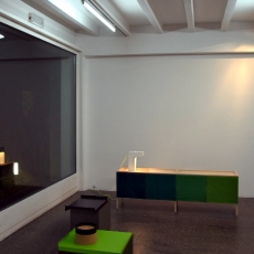 Produkte des Mentorpreisträgers Miguel Vieira Baptista im Kölnischen Kunstverein: Container Carril für Appleton Square gallery, 2010, Box Aro für Materia, 2011, Tischleuchte Terrier für Appleton Square gallery, 2010, Schrank Layers für Kvadrat, 2012, Foto: Burat