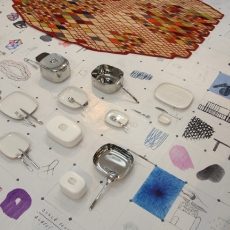 Ausstellung von Ronan & Erwan Bouroullec im Kölnischen Kunstverein, Teppich Losanges für nanimarquina, 2011, Tafelset Ovale Collection für Alessi, 2010, Foto: Burat