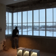 Leuchten Lightcube von betonWare präsentiert von Tøndel und Bauwens im ehemaligen Flughafens Butzweilerhof, Foto: Burat